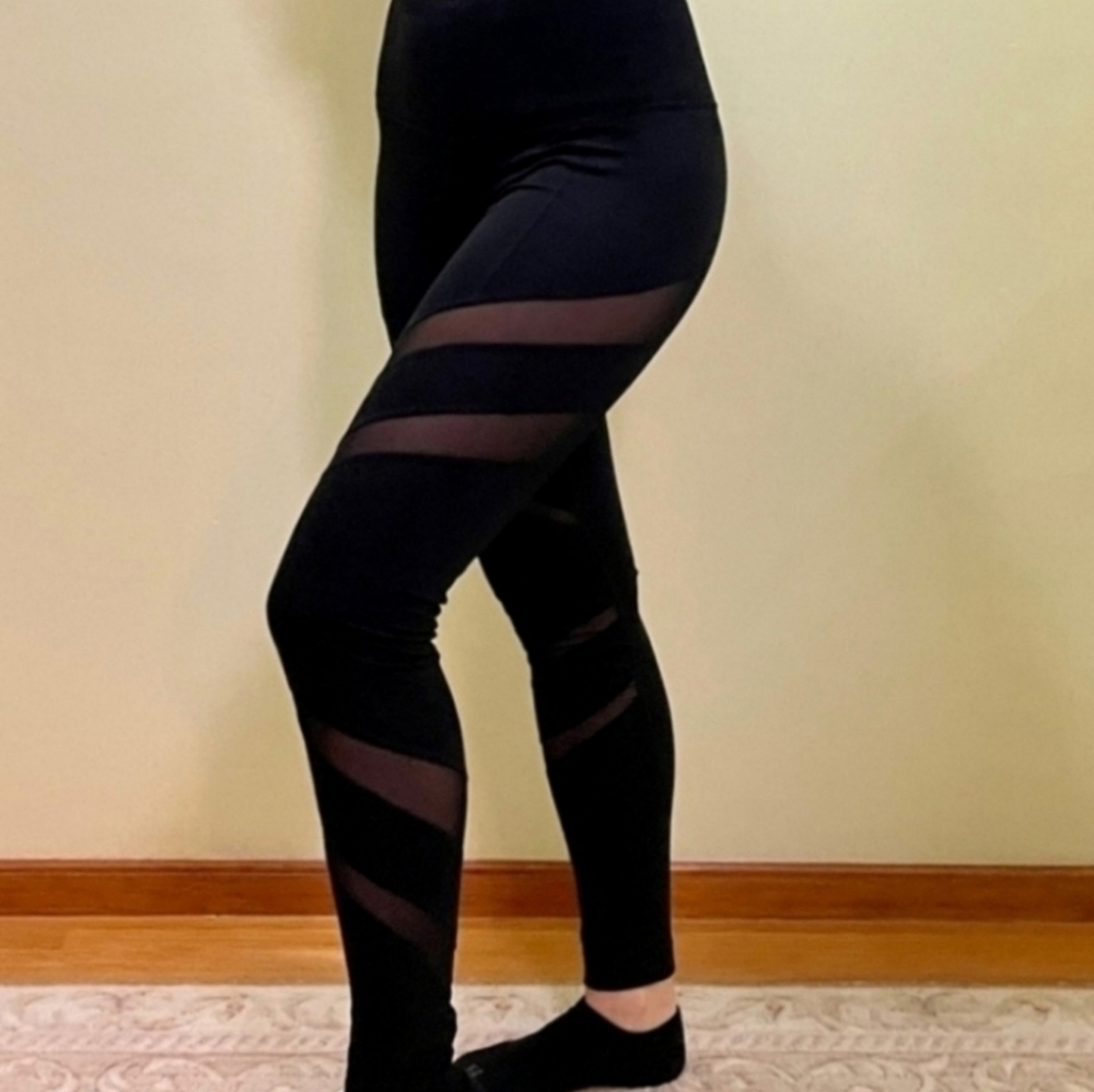 Yogalicious womens black mesh insert leggings in size small